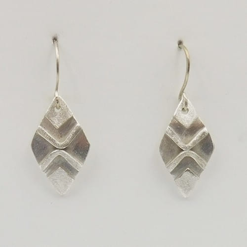 Click to view detail for DKC-1102 Earrings Diamond Shaped $75